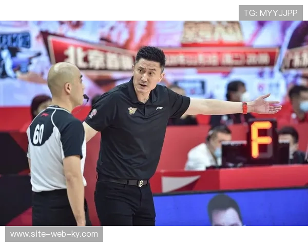 杨鸣深夜发文“要敢于抗争” 表达对判罚不满情绪